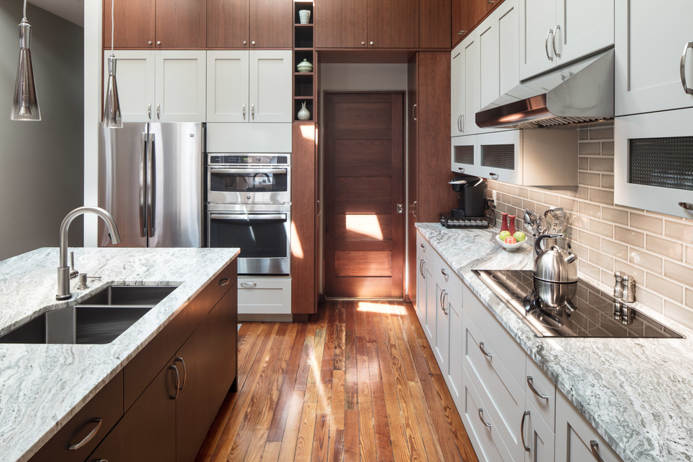 Exempel på ett stort modernt kök, med en undermonterad diskho, skåp i shakerstil, grå skåp, beige stänkskydd, stänkskydd i keramik, rostfria vitvaror, ljust trägolv, en köksö och flerfärgat golv