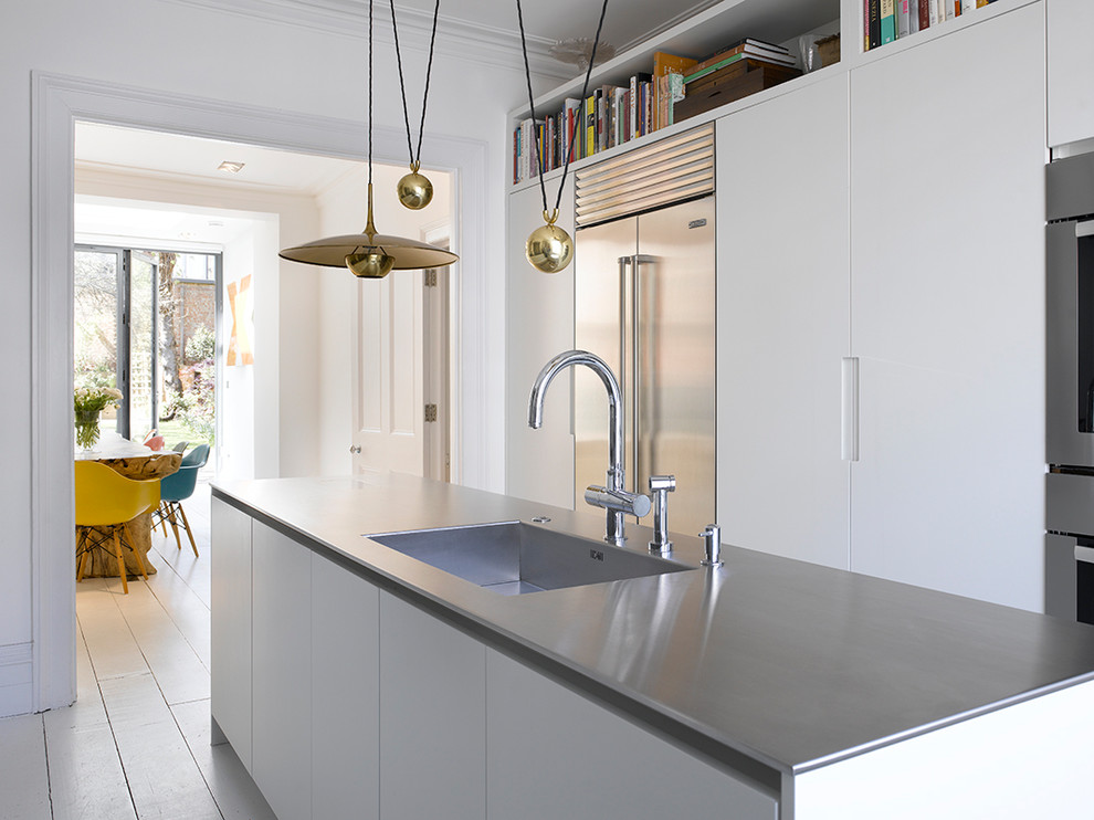 Idéer för ett mellanstort modernt grå kök, med släta luckor, vita skåp, bänkskiva i rostfritt stål, grått stänkskydd, rostfria vitvaror, målat trägolv, en köksö och vitt golv
