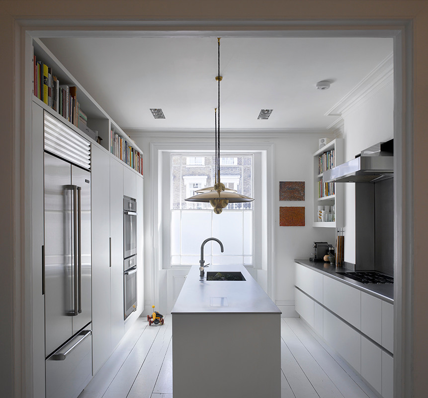 Exempel på ett mellanstort modernt grå grått kök, med släta luckor, vita skåp, bänkskiva i rostfritt stål, grått stänkskydd, rostfria vitvaror, målat trägolv, en köksö och vitt golv