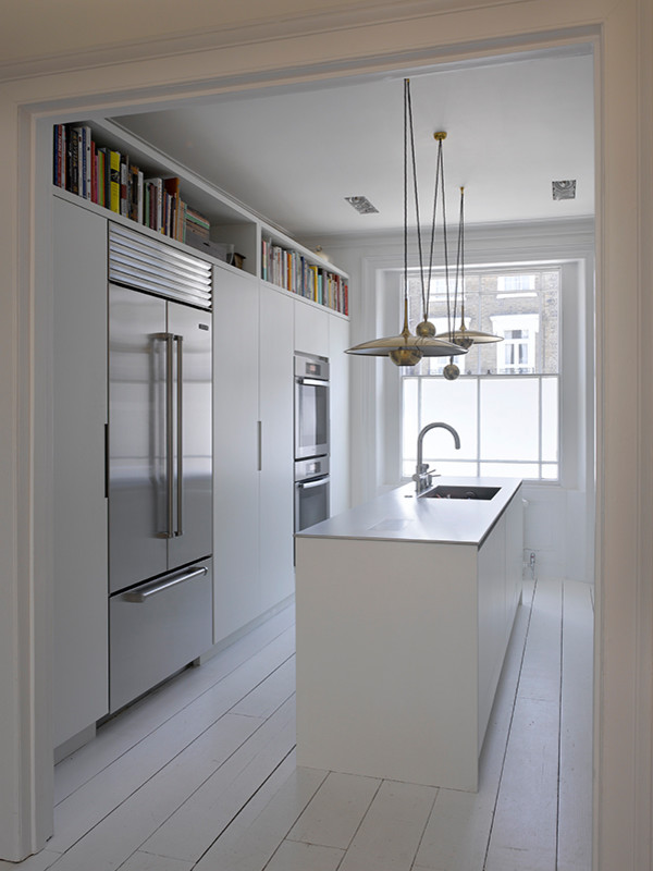 Immagine di una cucina design di medie dimensioni con ante lisce, ante bianche, top in acciaio inossidabile, paraspruzzi grigio, elettrodomestici in acciaio inossidabile, pavimento in legno verniciato, pavimento bianco e top grigio