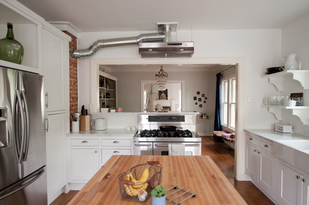 Foto de cocina moderna con salpicadero de azulejos tipo metro y encimera de madera