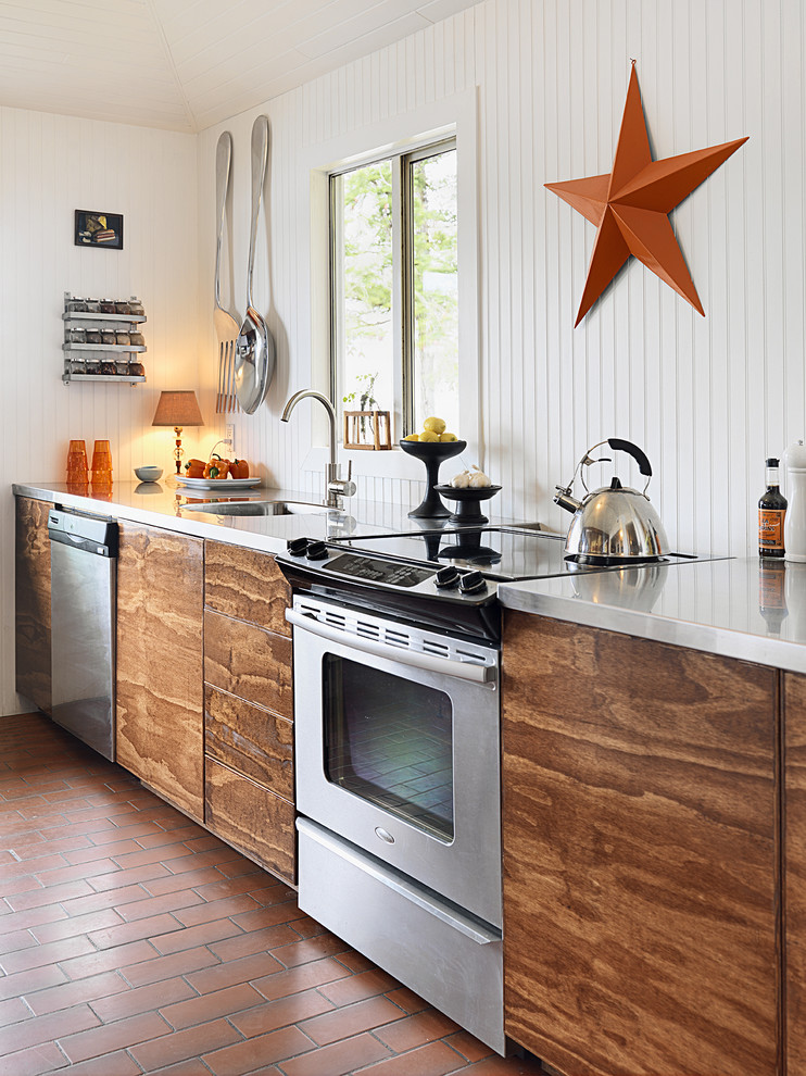 Diseño de cocina costera con electrodomésticos de acero inoxidable y encimera de acero inoxidable