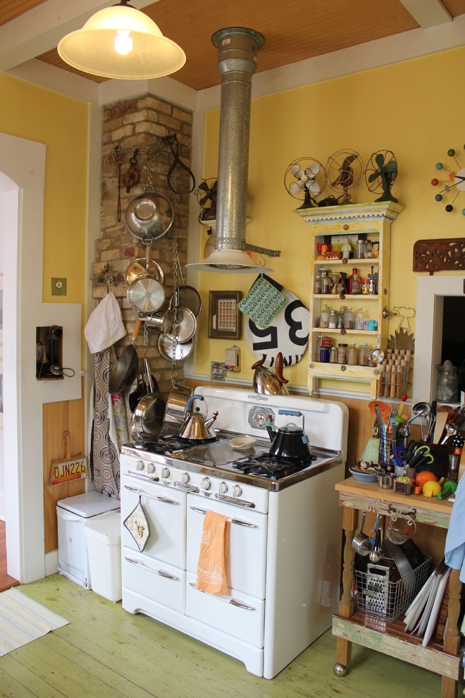 Eklektische Küche mit weißen Elektrogeräten und Mauersteinen in Austin
