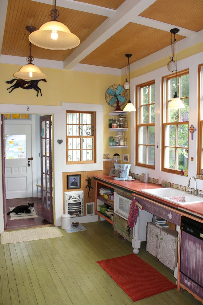 Modelo de cocina bohemia con fregadero encastrado, armarios abiertos, suelo de madera pintada, electrodomésticos con paneles y suelo verde