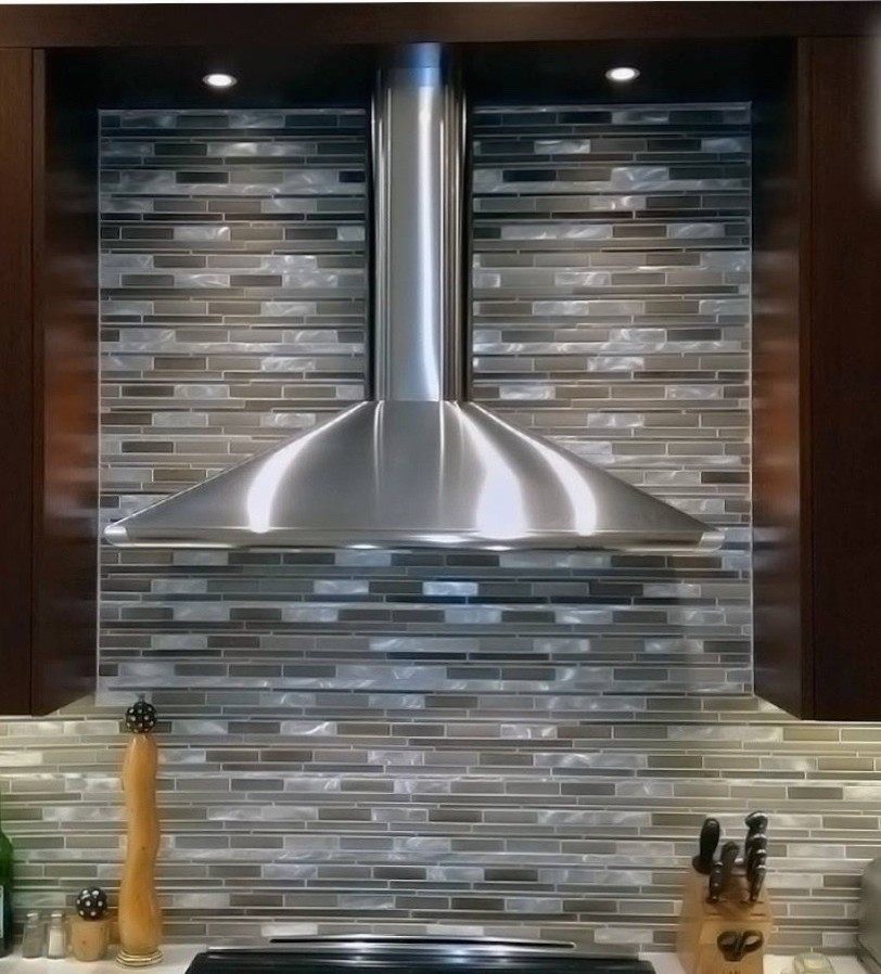 Cette photo montre une cuisine tendance en bois foncé de taille moyenne avec une crédence grise, une crédence en carreau de verre et un électroménager en acier inoxydable.
