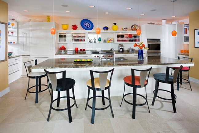 Eklektisk inredning av ett kök och matrum, med vita skåp, granitbänkskiva, vitt stänkskydd, rostfria vitvaror och en köksö