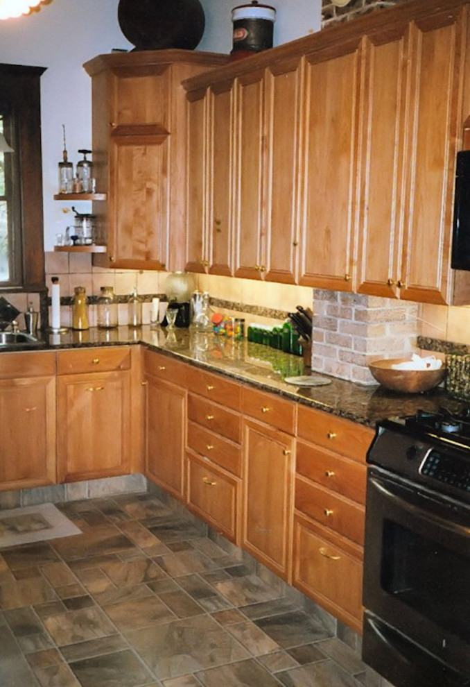 Exempel på ett mellanstort klassiskt beige beige kök, med en nedsänkt diskho, skåp i ljust trä, rostfria vitvaror, luckor med upphöjd panel, granitbänkskiva, beige stänkskydd, stänkskydd i porslinskakel, klinkergolv i terrakotta och brunt golv