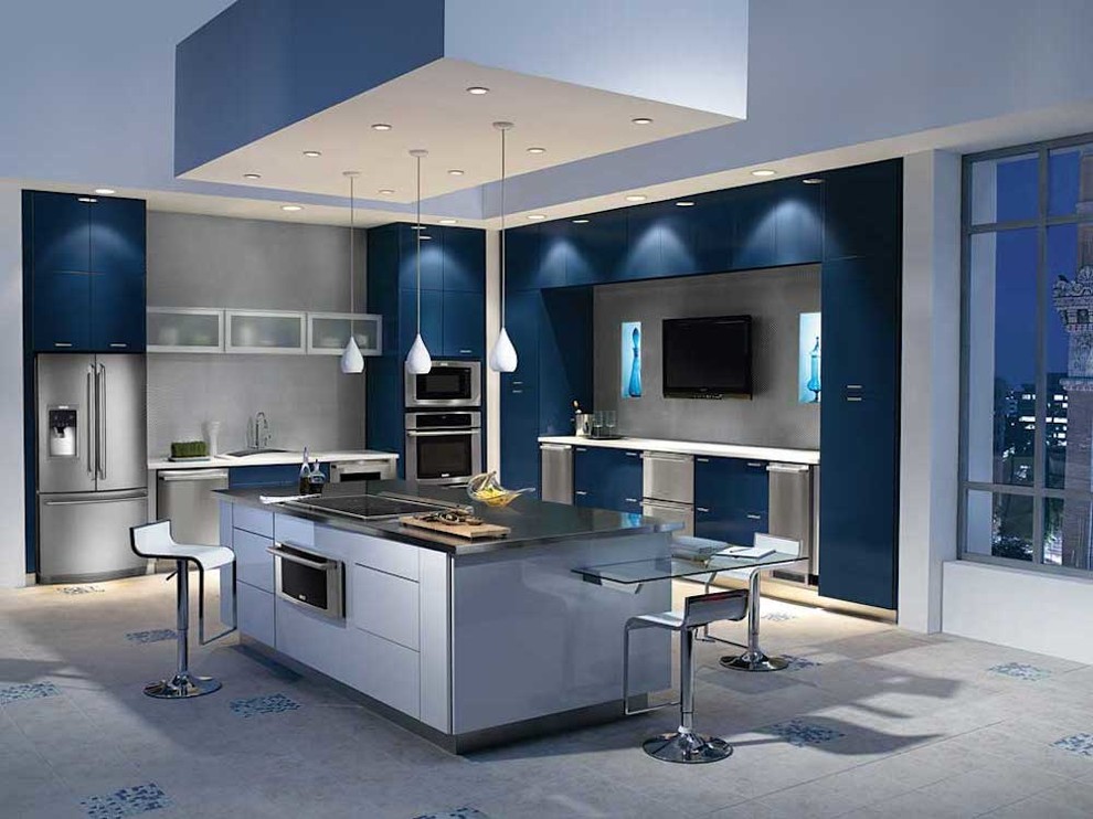 Exemple d'une grande cuisine américaine linéaire moderne avec un placard à porte plane, des portes de placard bleues, un plan de travail en surface solide, une crédence grise, un électroménager en acier inoxydable, carreaux de ciment au sol, îlot et un sol multicolore.