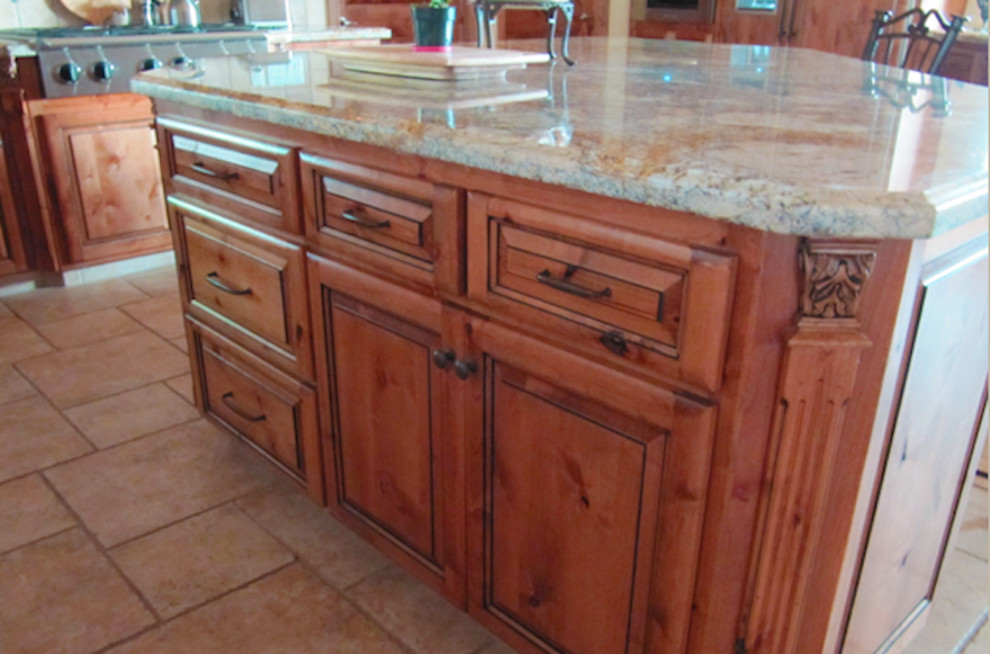 Cette photo montre une cuisine en bois brun avec un plan de travail en granite et îlot.