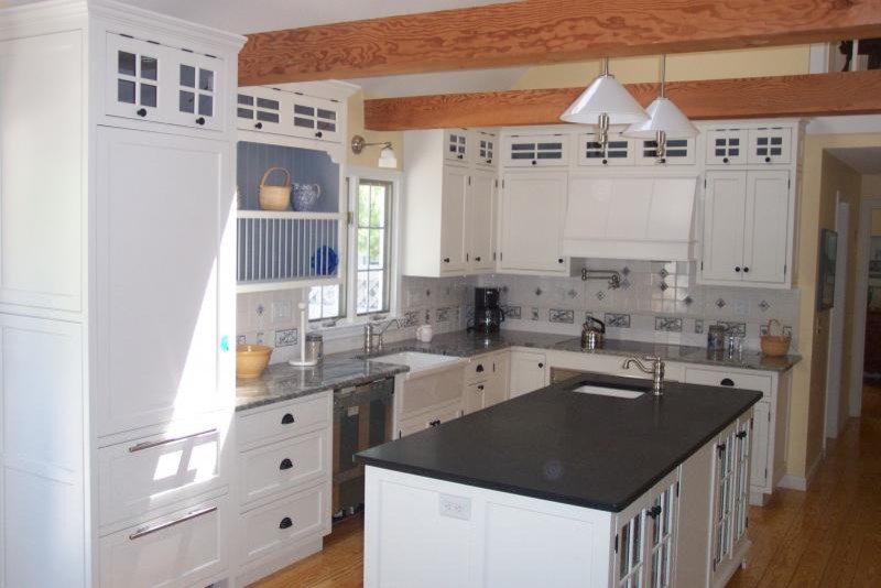 Offene, Mittelgroße Country Küche in L-Form mit Schrankfronten im Shaker-Stil, weißen Schränken, Küchenrückwand in Weiß, hellem Holzboden und Kücheninsel in Boston