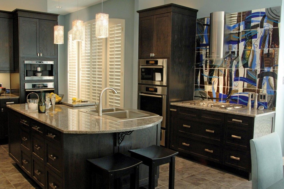 Modern inredning av ett mellanstort kök, med luckor med infälld panel, skåp i mörkt trä, granitbänkskiva, blått stänkskydd, en köksö, en dubbel diskho, stänkskydd i terrakottakakel, rostfria vitvaror och klinkergolv i porslin