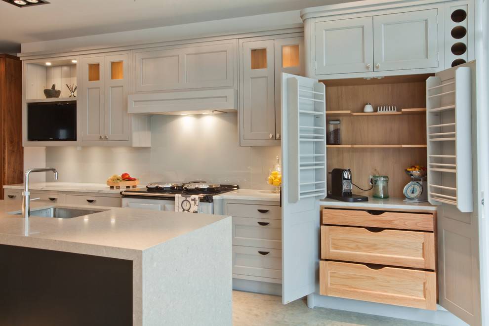 Exempel på ett mellanstort klassiskt kök, med en integrerad diskho, skåp i shakerstil, grå skåp, marmorbänkskiva, grått stänkskydd, glaspanel som stänkskydd, färgglada vitvaror, betonggolv och en köksö