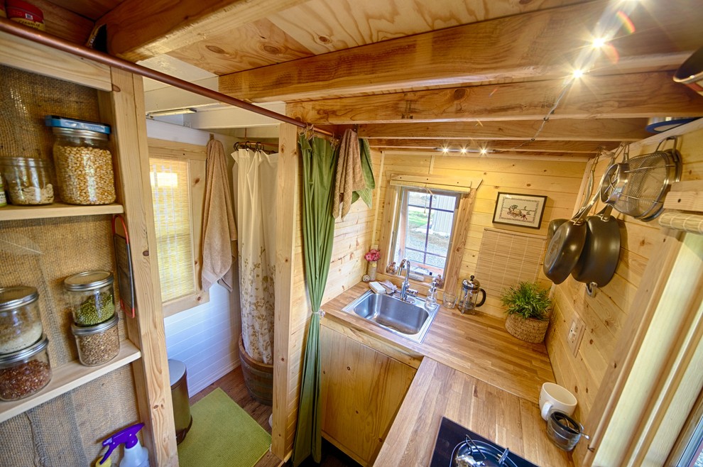 Cette photo montre une cuisine montagne avec un évier posé et un plan de travail en bois.