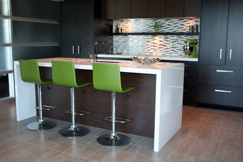 Immagine di una cucina con ante in legno bruno e elettrodomestici in acciaio inossidabile