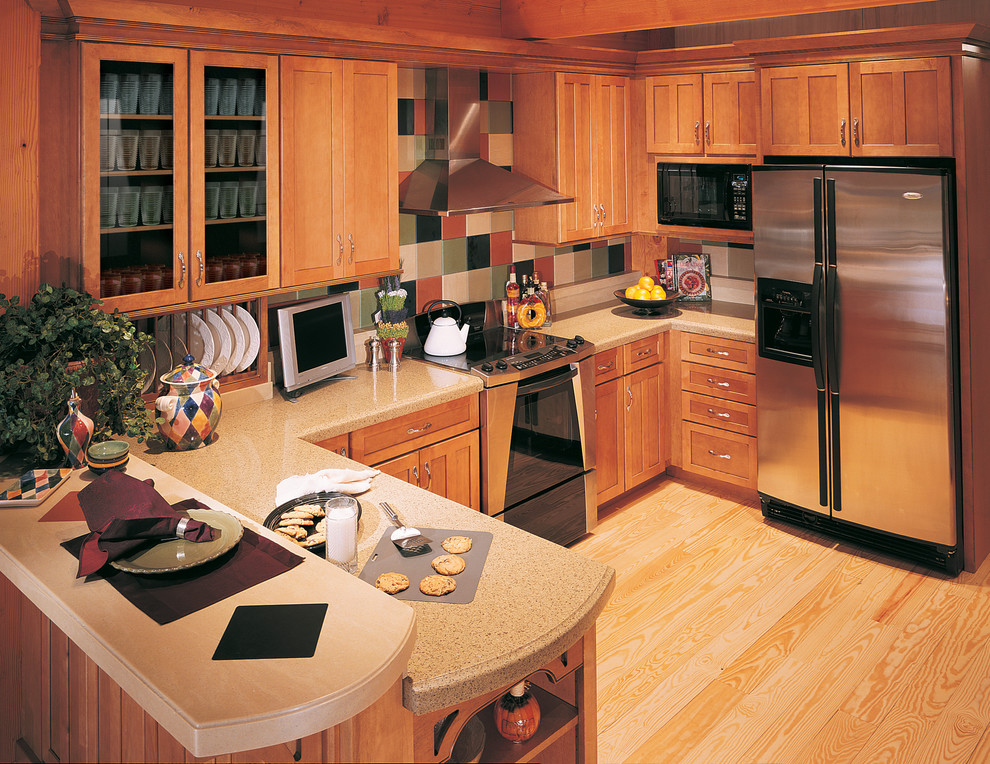 Immagine di una cucina classica con ante in legno chiaro, top in granito, paraspruzzi multicolore, elettrodomestici in acciaio inossidabile e penisola