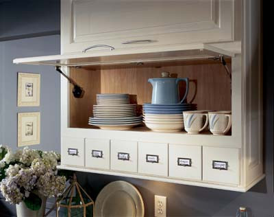 Foto de cocina campestre grande cerrada con armarios con paneles con relieve, puertas de armario blancas y salpicadero azul