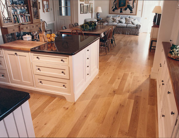 Immagine di una grande cucina chic con ante in stile shaker, ante bianche, top in legno e pavimento in legno massello medio