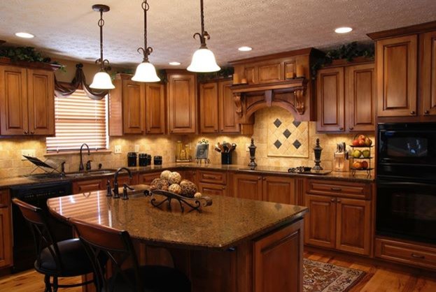 Geschlossene, Mittelgroße Klassische Küche mit Schrankfronten mit vertiefter Füllung, dunklen Holzschränken, Granit-Arbeitsplatte, Küchenrückwand in Weiß, Küchengeräten aus Edelstahl und dunklem Holzboden in Grand Rapids