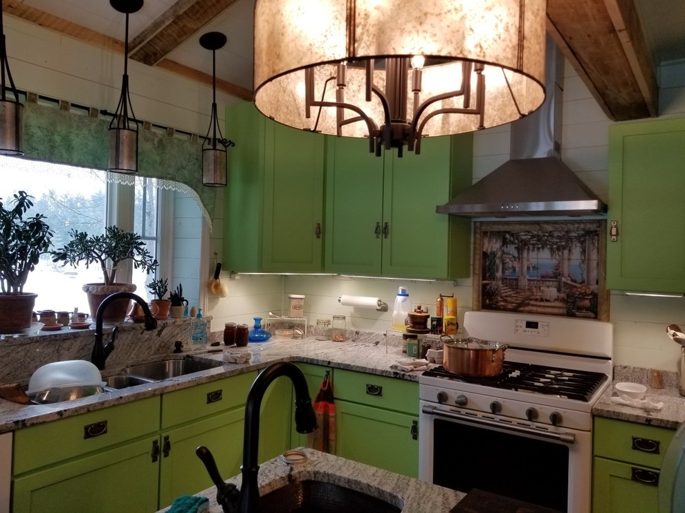 Idéer för att renovera ett avskilt, litet eklektiskt grå grått u-kök, med en undermonterad diskho, skåp i shakerstil, gröna skåp, granitbänkskiva, rostfria vitvaror, mellanmörkt trägolv, en köksö och brunt golv