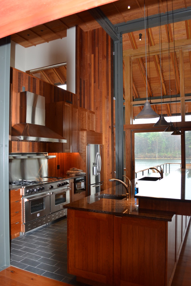 Immagine di una cucina classica di medie dimensioni con lavello da incasso, ante lisce, ante in legno bruno, top in onice, elettrodomestici in acciaio inossidabile, pavimento in gres porcellanato e pavimento grigio