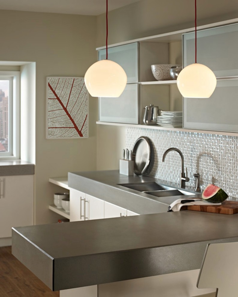 Bild på ett mellanstort funkis grå grått kök, med en dubbel diskho, släta luckor, vita skåp, bänkskiva i koppar, vitt stänkskydd, stänkskydd i keramik, rostfria vitvaror, mörkt trägolv, en halv köksö och brunt golv