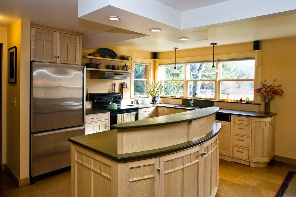 Idéer för ett mellanstort amerikanskt svart kök, med en dubbel diskho, luckor med infälld panel, skåp i ljust trä, bänkskiva i kvarts, rostfria vitvaror, korkgolv, en köksö och brunt golv