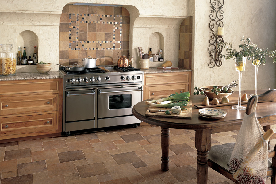 Inredning av ett rustikt mellanstort kök, med luckor med upphöjd panel, skåp i ljust trä, granitbänkskiva, beige stänkskydd, stänkskydd i keramik, rostfria vitvaror, klinkergolv i keramik, en köksö och beiget golv