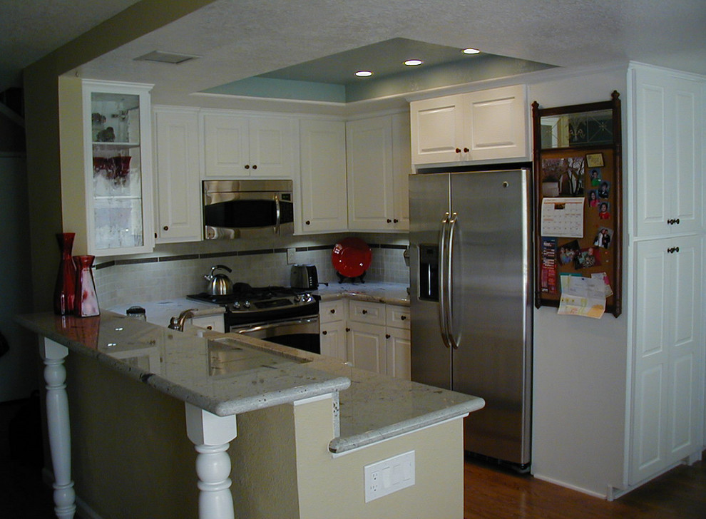 Example of a classic kitchen design in Los Angeles