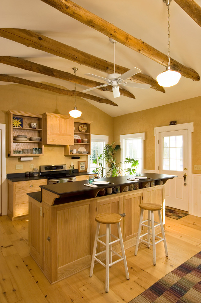 Inspiration för ett stort amerikanskt kök, med luckor med infälld panel, skåp i ljust trä, ljust trägolv, en köksö, en undermonterad diskho, bänkskiva i koppar, rostfria vitvaror och brunt golv