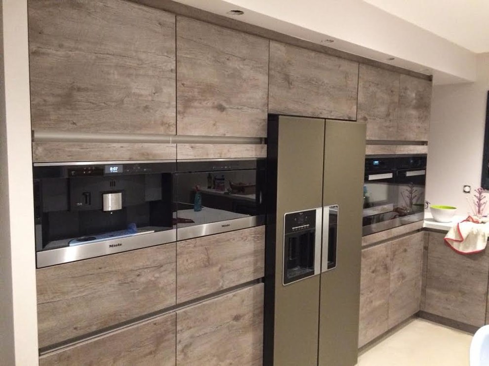 Foto di una cucina ad ambiente unico design di medie dimensioni con ante lisce, ante in legno bruno, top in quarzite, elettrodomestici in acciaio inossidabile e pavimento beige