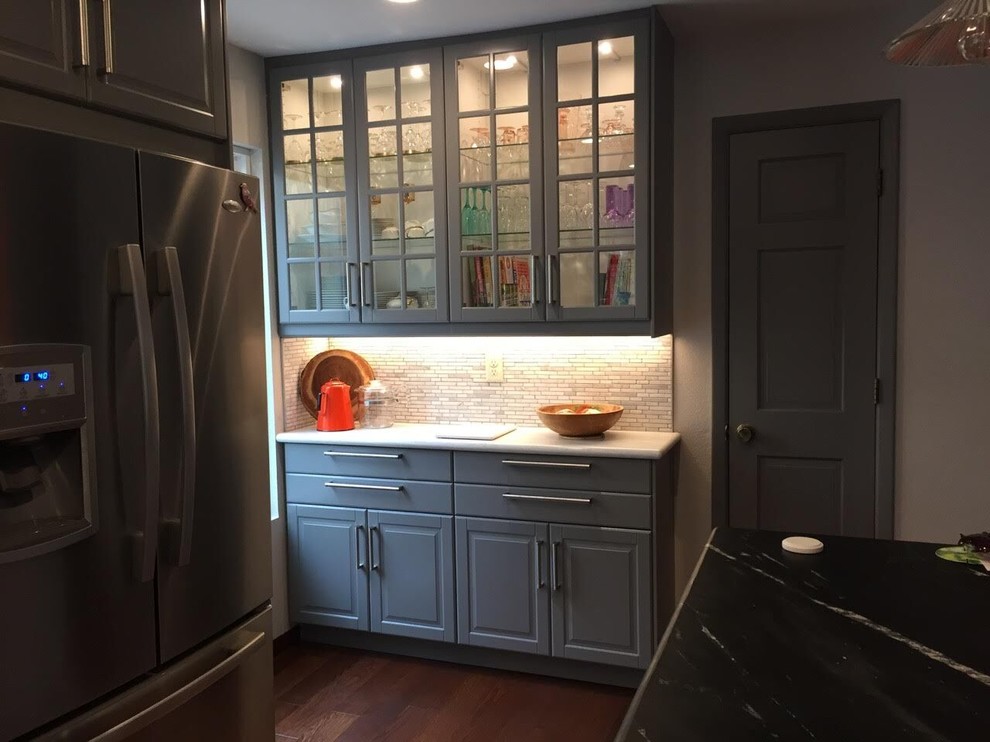 Modern inredning av ett l-kök, med en dubbel diskho, skåp i shakerstil, grå skåp, bänkskiva i onyx, flerfärgad stänkskydd, stänkskydd i stickkakel, rostfria vitvaror, mellanmörkt trägolv, en köksö och beiget golv
