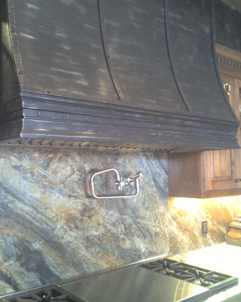 Idéer för mellanstora rustika kök, med luckor med upphöjd panel, skåp i mellenmörkt trä, granitbänkskiva, flerfärgad stänkskydd, stänkskydd i sten och rostfria vitvaror