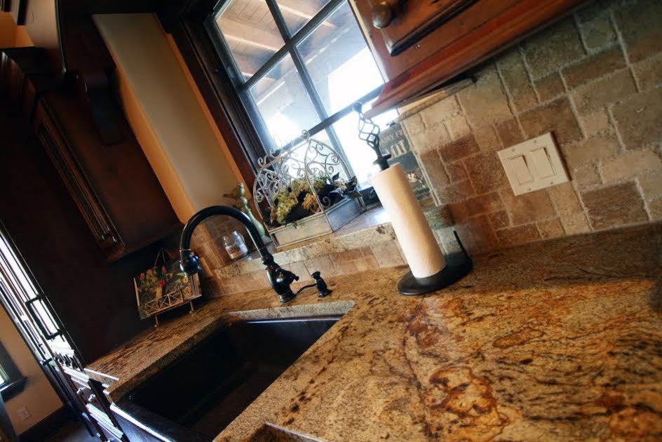 Idéer för ett avskilt, mellanstort rustikt kök, med en rustik diskho, luckor med profilerade fronter, skåp i mörkt trä, granitbänkskiva, beige stänkskydd, stänkskydd i stenkakel och integrerade vitvaror