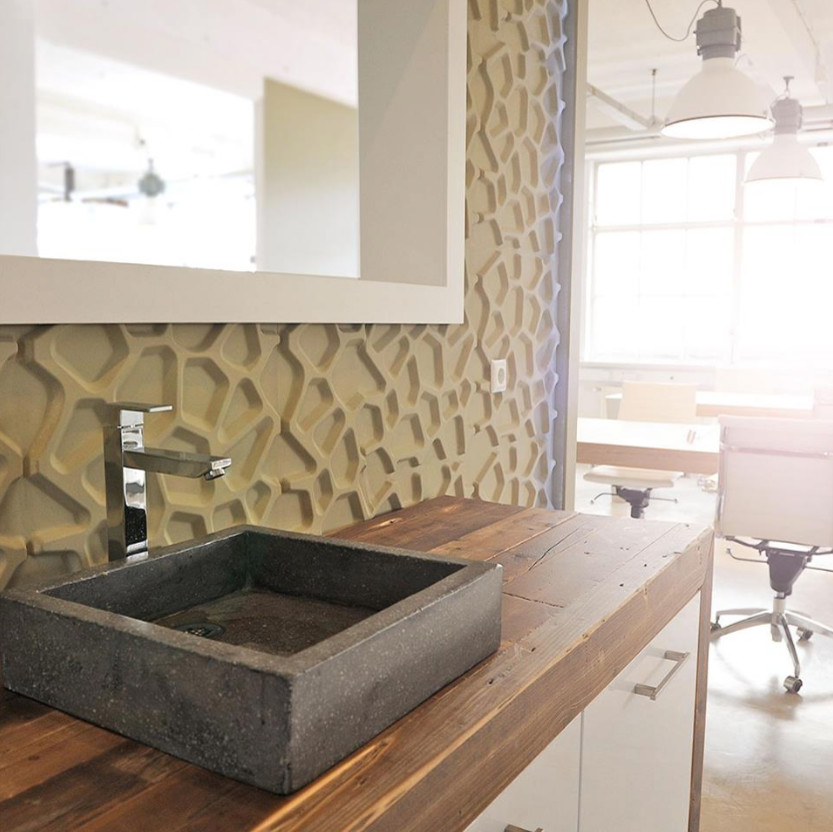 Esempio di una cucina design di medie dimensioni con lavello a vasca singola, ante lisce, ante bianche, top in legno, paraspruzzi beige, pavimento in cemento, nessuna isola e pavimento beige