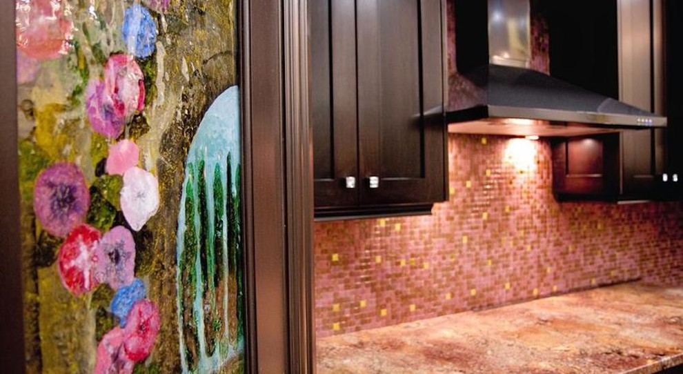 Cette photo montre une cuisine méditerranéenne en bois foncé de taille moyenne avec un placard à porte affleurante, plan de travail en marbre, une crédence rouge, une crédence en céramique et un électroménager en acier inoxydable.