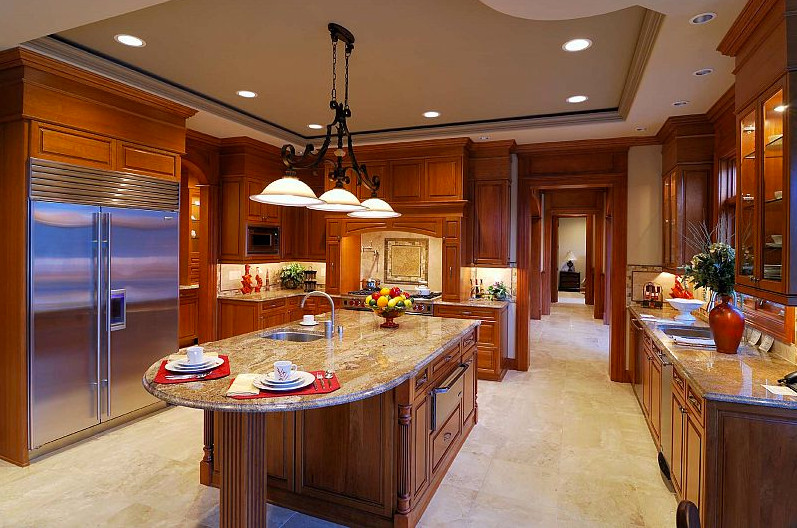 Foto på ett avskilt, stort amerikanskt brun u-kök, med en dubbel diskho, luckor med upphöjd panel, skåp i mellenmörkt trä, granitbänkskiva, beige stänkskydd, rostfria vitvaror, klinkergolv i keramik, en köksö och beiget golv