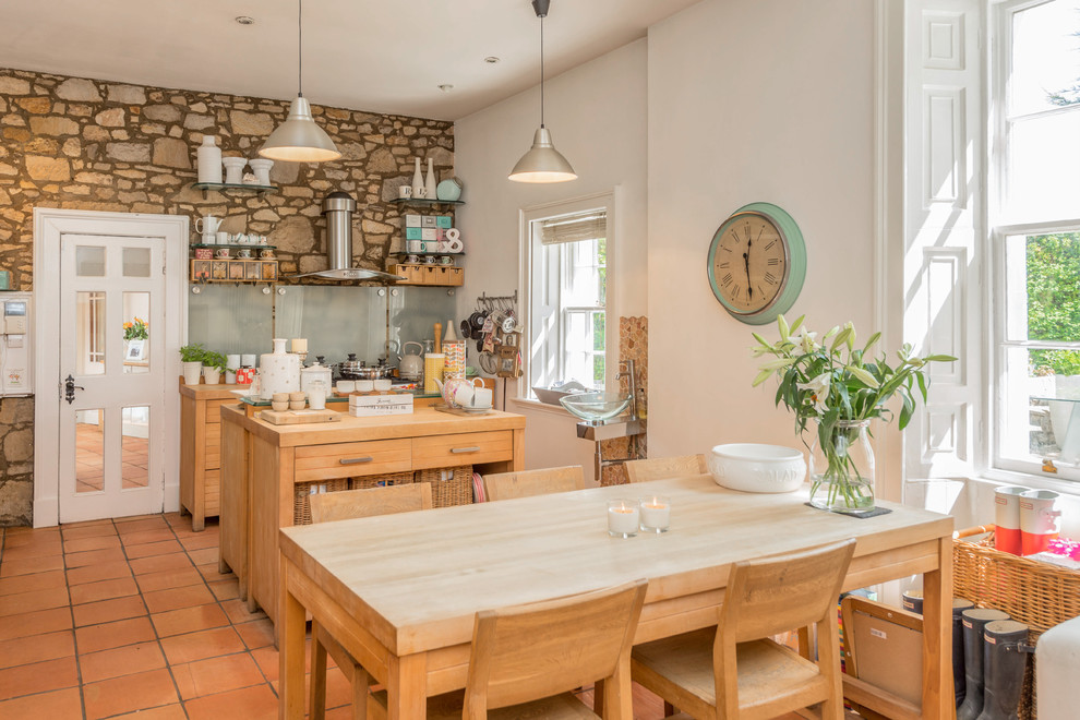 Mittelgroße Landhaus Wohnküche mit Arbeitsplatte aus Holz, Terrakottaboden, Kücheninsel, orangem Boden, offenen Schränken und Glasrückwand in Edinburgh