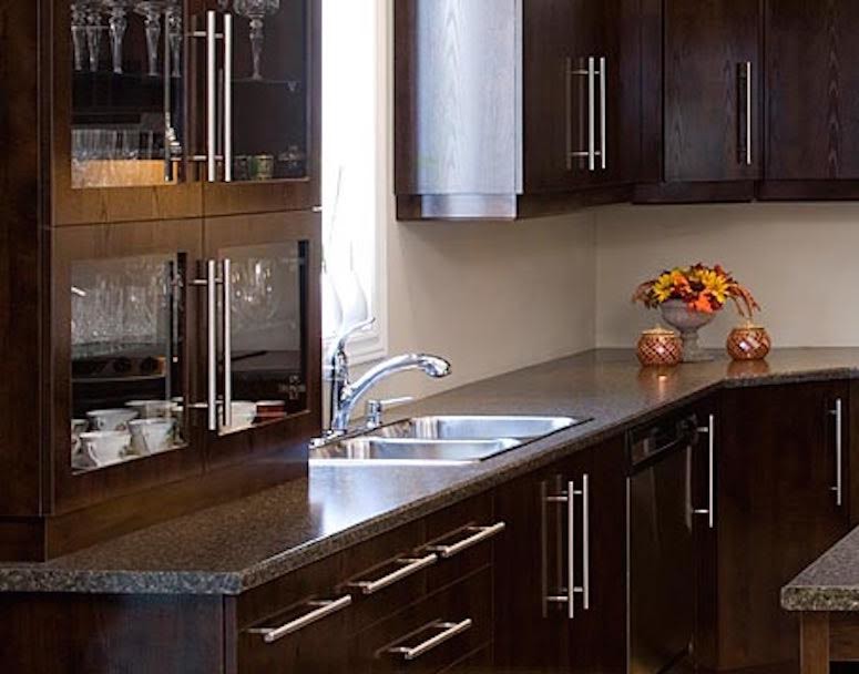 Mittelgroße Moderne Wohnküche in U-Form mit Doppelwaschbecken, flächenbündigen Schrankfronten, dunklen Holzschränken, Granit-Arbeitsplatte, Küchengeräten aus Edelstahl, Porzellan-Bodenfliesen und Kücheninsel in Toronto