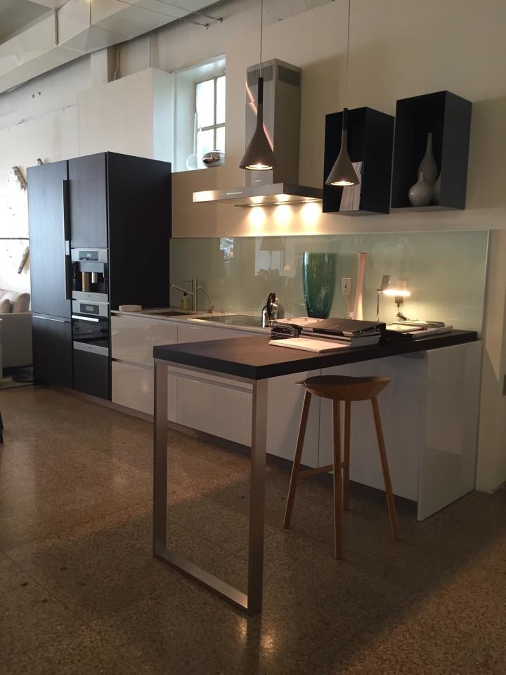 Immagine di una cucina moderna con lavello da incasso, ante lisce, ante bianche, top in marmo, paraspruzzi con lastra di vetro, elettrodomestici in acciaio inossidabile e pavimento in linoleum