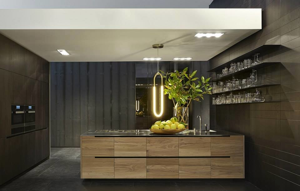 Immagine di una grande cucina moderna con lavello da incasso, ante lisce, ante in legno chiaro, top in onice, elettrodomestici in acciaio inossidabile e pavimento con piastrelle in ceramica