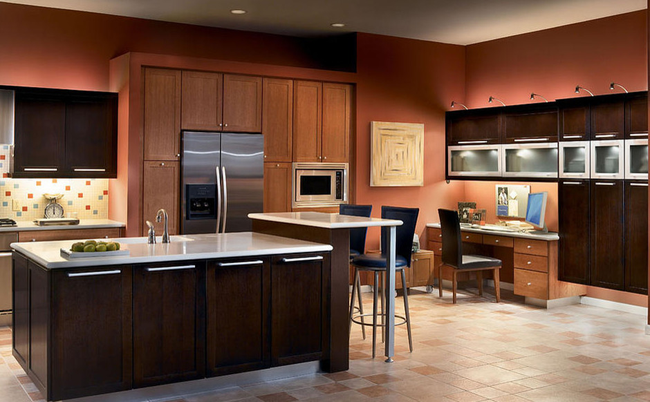 Modern inredning av ett mellanstort kök, med en undermonterad diskho, skåp i shakerstil, skåp i mellenmörkt trä, bänkskiva i kvartsit, vitt stänkskydd, rostfria vitvaror, travertin golv, en köksö och beiget golv