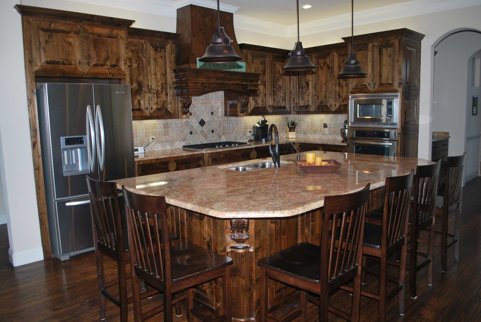 Exempel på ett klassiskt linjärt skafferi, med luckor med upphöjd panel, skåp i mörkt trä, granitbänkskiva, brunt stänkskydd, klinkergolv i keramik och en köksö