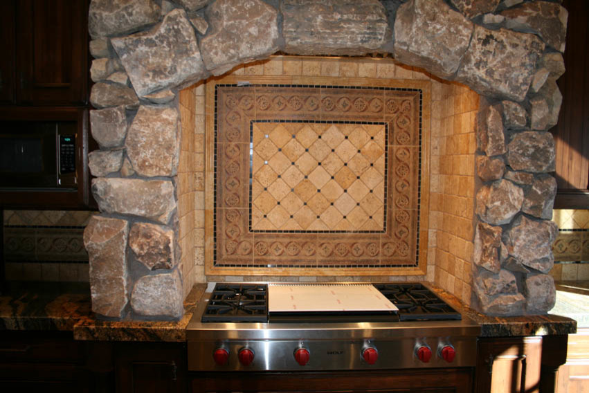 Inspiration för mellanstora kök, med skåp i mellenmörkt trä, beige stänkskydd, stänkskydd i stenkakel och rostfria vitvaror