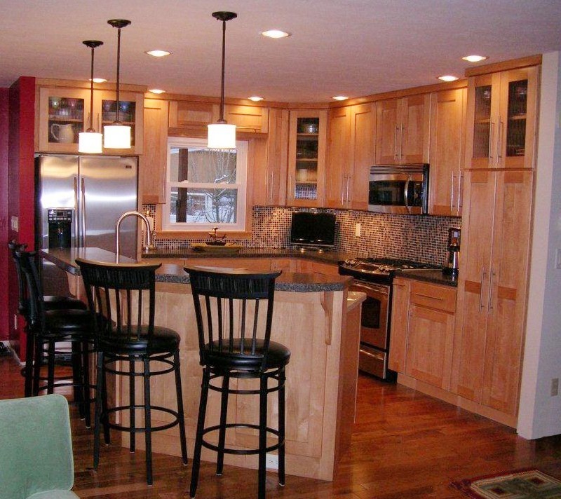 Exempel på ett mellanstort amerikanskt kök, med en undermonterad diskho, rostfria vitvaror, mörkt trägolv, en köksö, skåp i shakerstil, skåp i ljust trä, granitbänkskiva och stänkskydd i mosaik