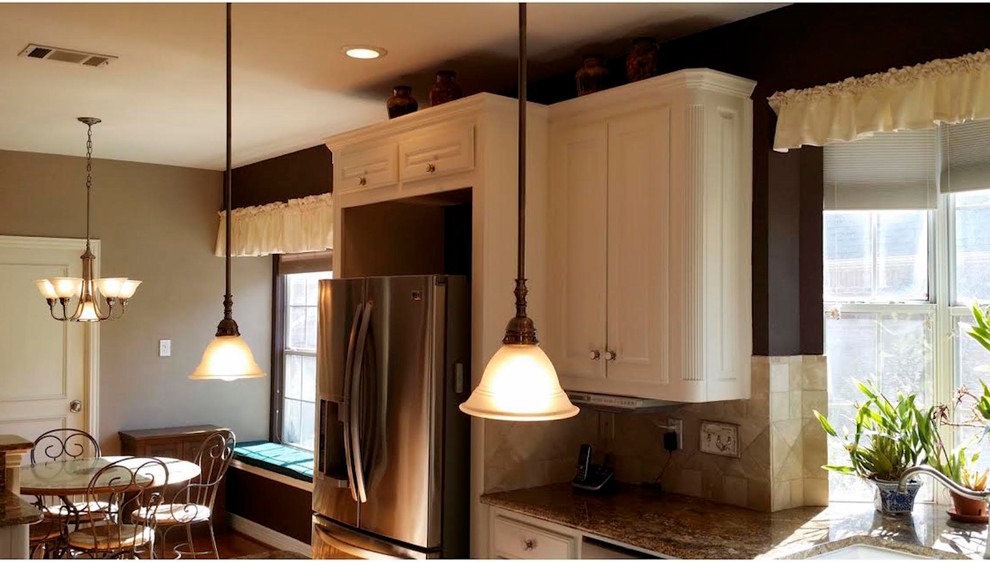 Exempel på ett klassiskt kök, med luckor med upphöjd panel, vita skåp, granitbänkskiva, beige stänkskydd, glaspanel som stänkskydd, rostfria vitvaror och en undermonterad diskho