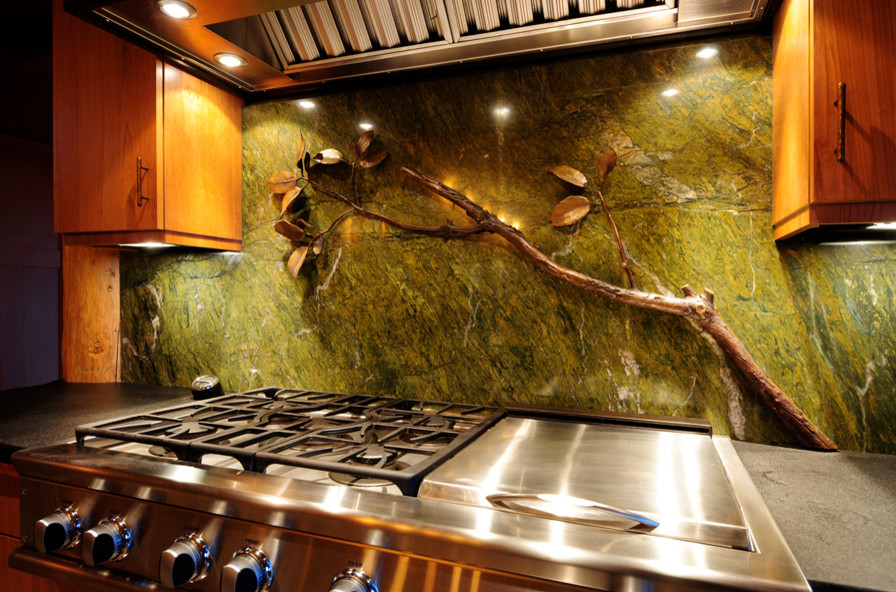 Exempel på ett avskilt, stort amerikanskt u-kök, med en rustik diskho, släta luckor, skåp i mellenmörkt trä, granitbänkskiva, grått stänkskydd, stänkskydd i sten, rostfria vitvaror, skiffergolv och en köksö