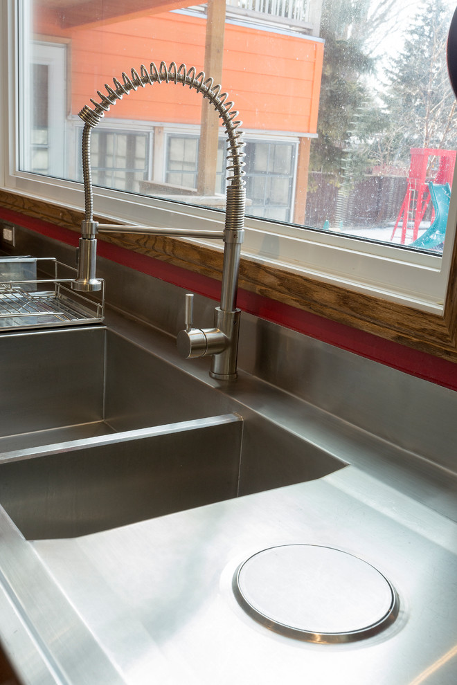 Ispirazione per una cucina industriale con lavello a doppia vasca e top in acciaio inossidabile