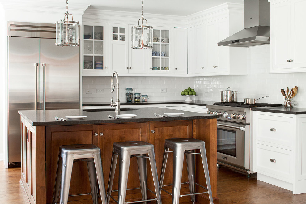 Klassische Wohnküche mit Glasfronten, Küchengeräten aus Edelstahl, dunklem Holzboden, Kücheninsel, weißen Schränken und Küchenrückwand in Weiß in New York