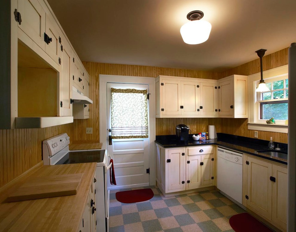 Photo of a traditional kitchen in Louisville.