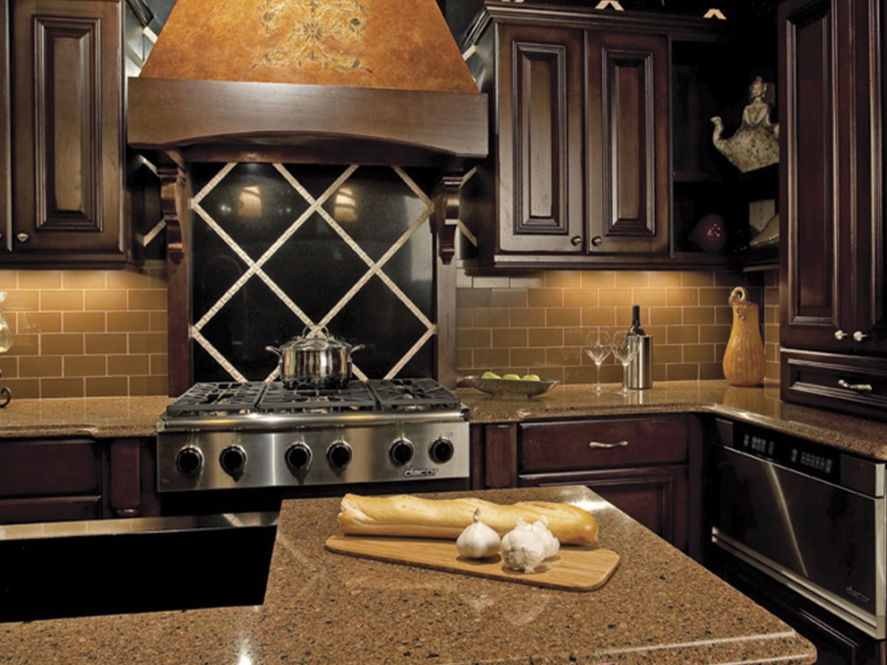 Immagine di una grande cucina chic chiusa con ante con bugna sagomata, ante in legno bruno, top alla veneziana, paraspruzzi beige, paraspruzzi con piastrelle diamantate e elettrodomestici in acciaio inossidabile